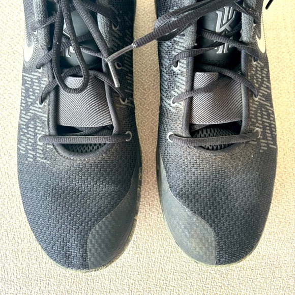 Men’s Black Nike Running Shoes - Picture 3 of 5